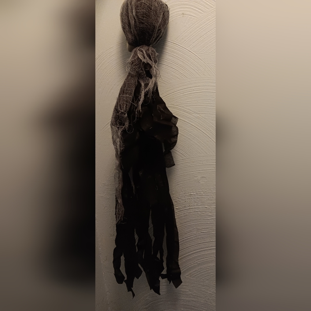 Hanging Skeleton 💀 - Picture 2 of 5